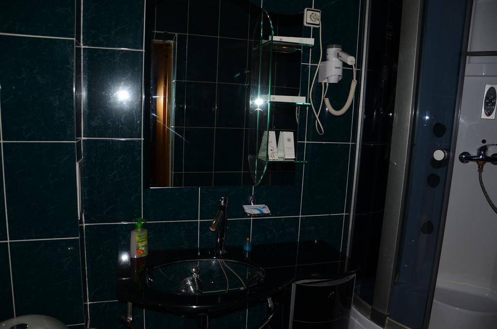 Saryarka Hotel Astana Quarto foto